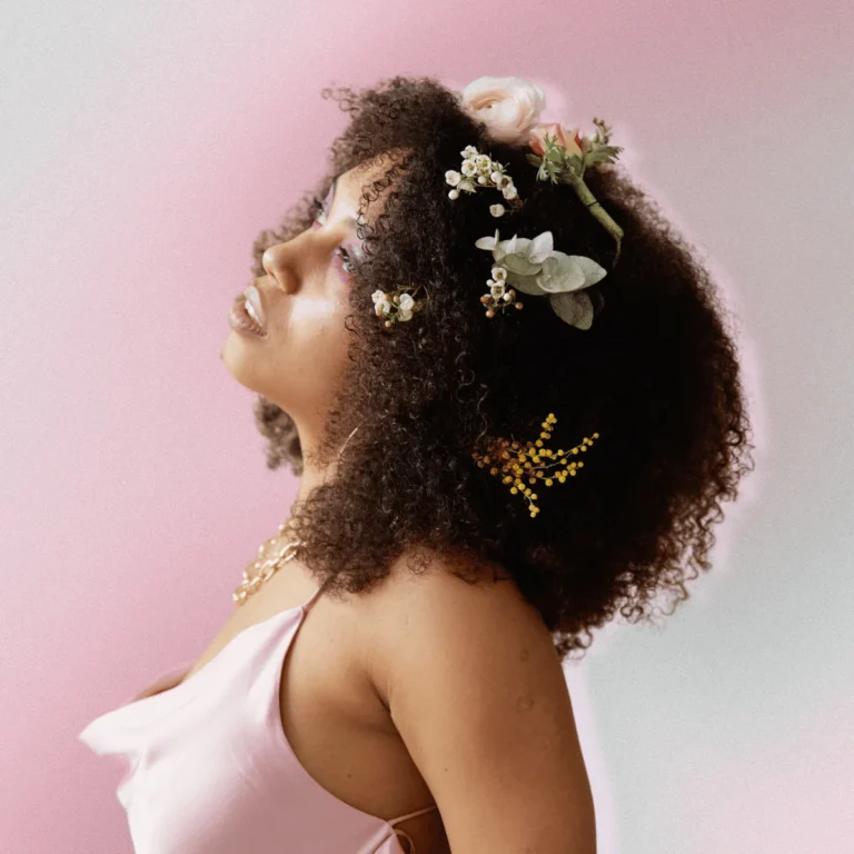 Woman with flowers in her afro. 15 signs of high feminine energy