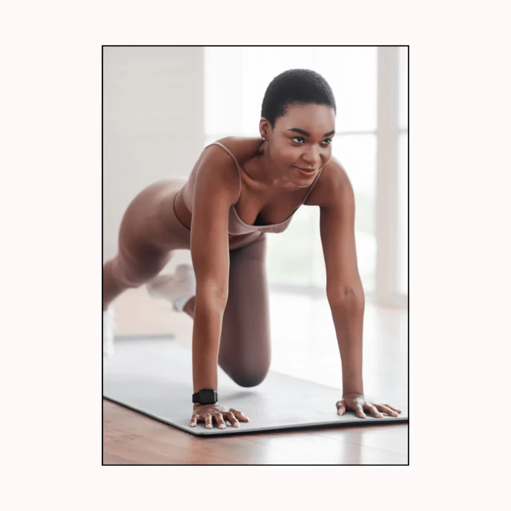 woman doing cross-body mountain climbers exercise.